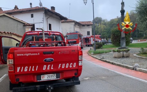 Zimone, casa in fiamme nella piazza parrocchiale: i vicini intervengono e salvano l’abitazione
