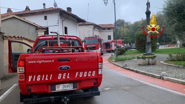 Zimone, casa in fiamme nella piazza parrocchiale: i vicini intervengono e salvano l’abitazione