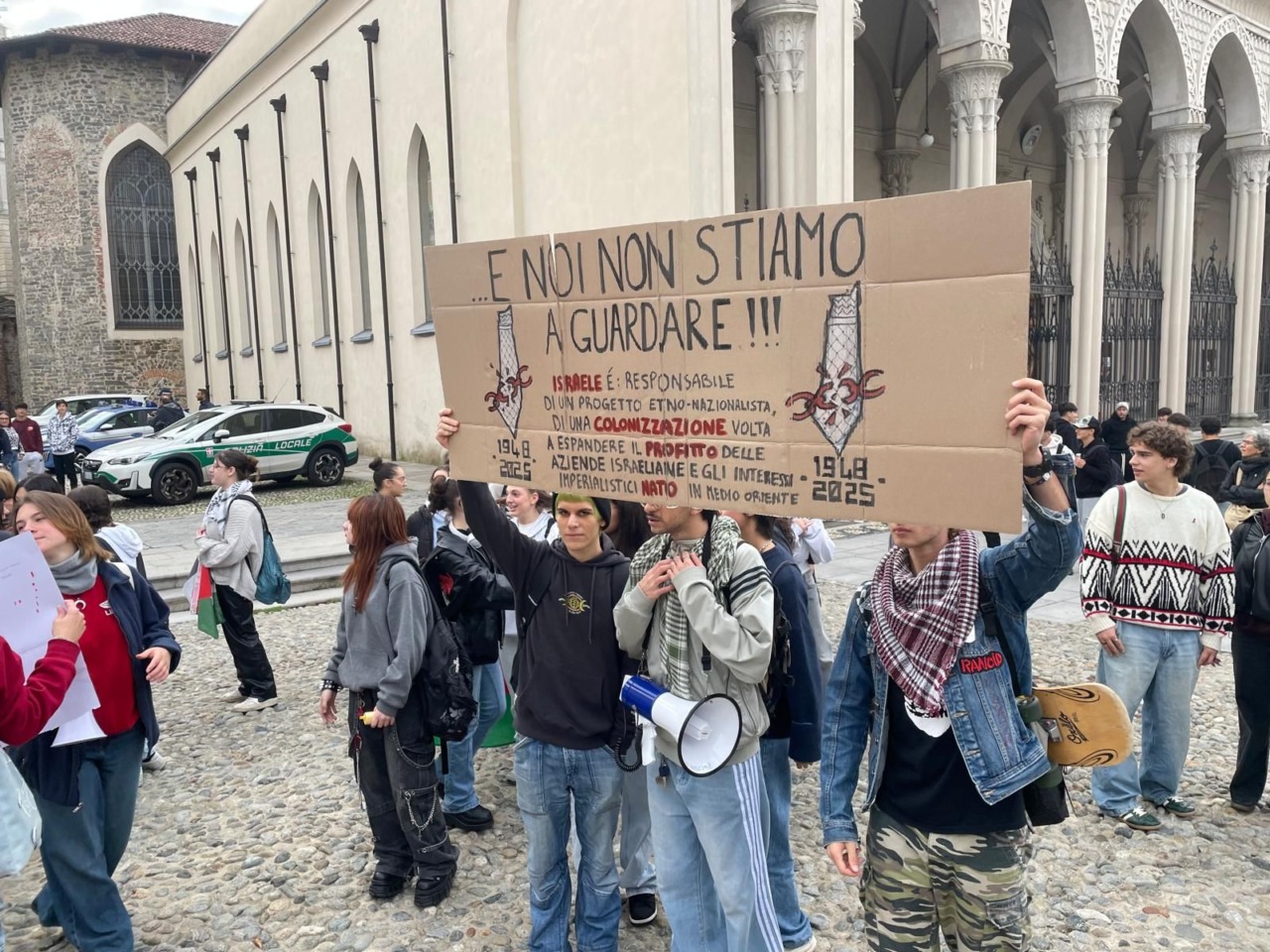 Liceali guidano la manifestazione di solidarietà alla causa palestinese