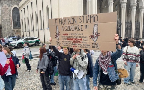 Liceali guidano la manifestazione di solidarietà alla causa palestinese