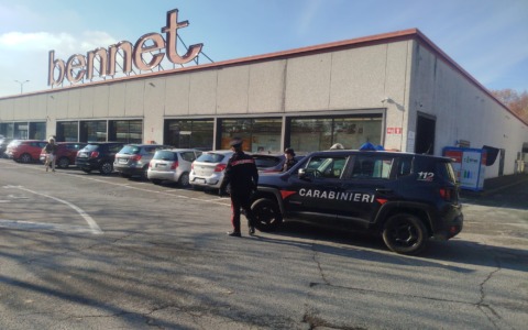 Carabiniere fuori servizio sventa una truffa in un supermercato del biellese