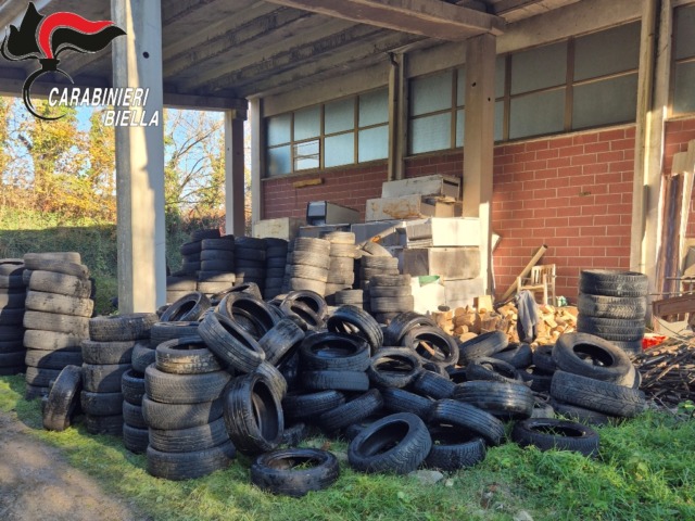 Scaricano 150 pneumatici in un capannone: tre giovani denunciati