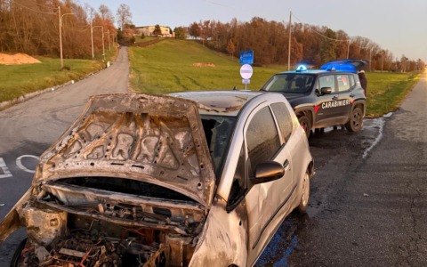 Incendio a bordo strada sulla S.P. 230: auto distrutta, illesi i due giovani a bordo