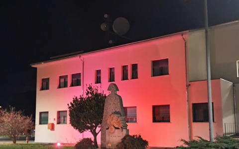 Il Comando Provinciale dei Carabinieri di Biella si illumina di rosso per dire basta alla violenza sulle donne