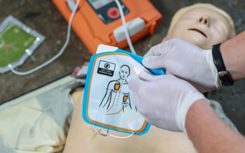 Aziende e commercianti di Mongrando regalano tre defibrillatori Dae alla comunità