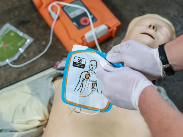 Aziende e commercianti di Mongrando regalano tre defibrillatori Dae alla comunità