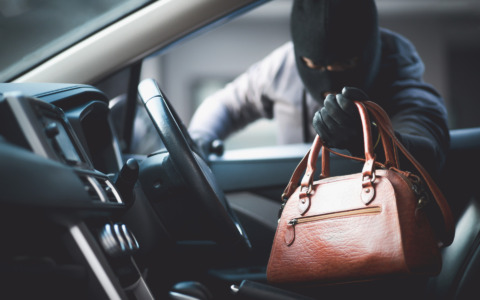 Furto in auto in soli 4 minuti: riconosciuto il “palo”