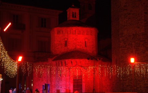 Il Battistero di Biella si tinge di rosso contro la violenza sulle donne