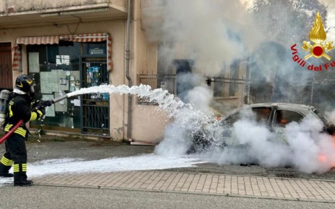 Mottalciata, auto in fiamme in via Martiri della Libertà