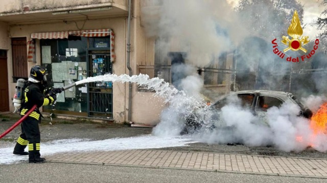 Mottalciata, auto in fiamme in via Martiri della Libertà
