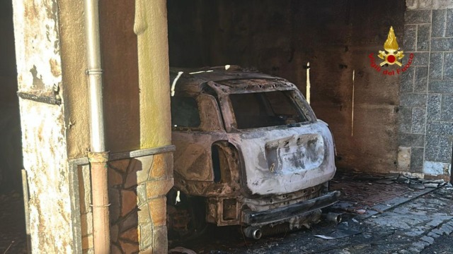 Incendio in box auto a Strona: Vigili del Fuoco evacuano una persona