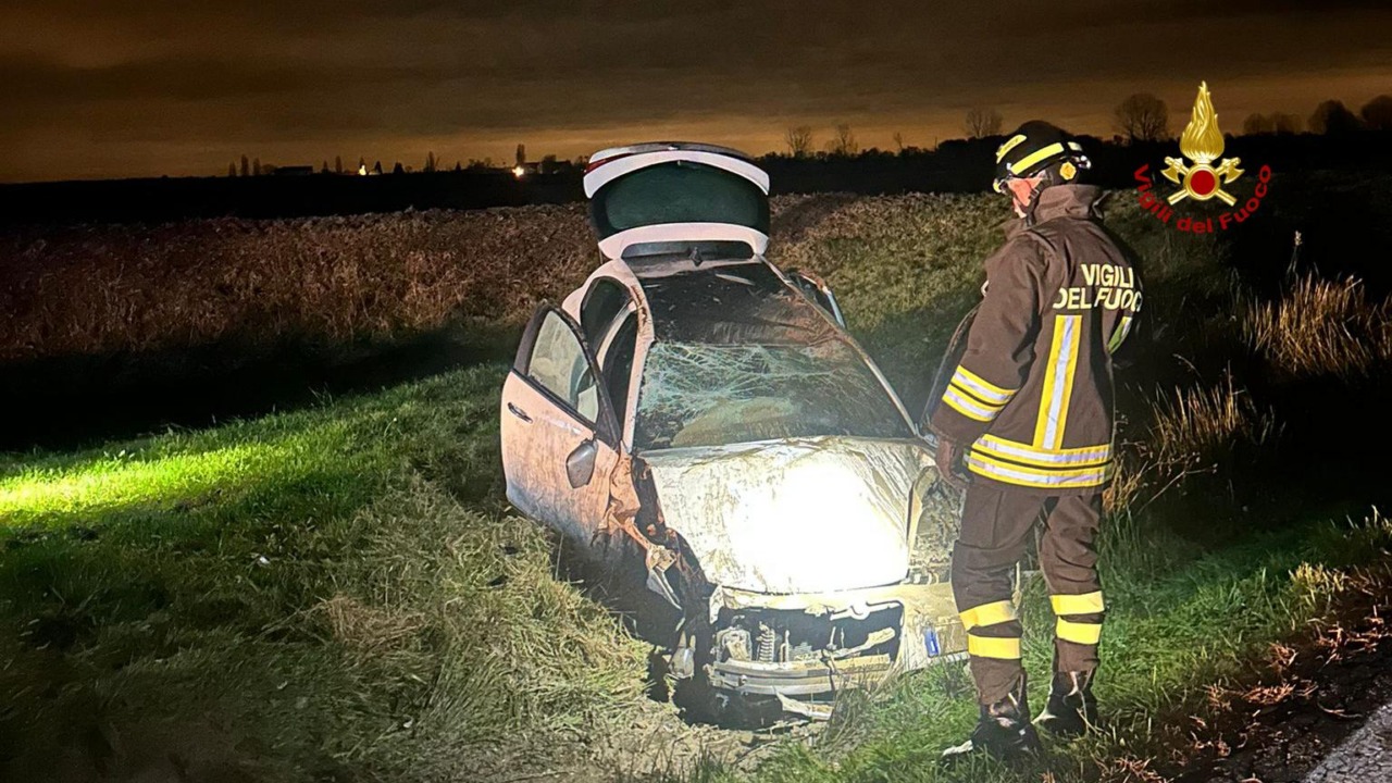 Si schianta con l’auto contro dei mezzi da cantiere, conducente in ospedale