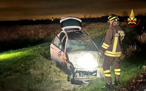 Si schianta con l’auto contro dei mezzi da cantiere, conducente in ospedale