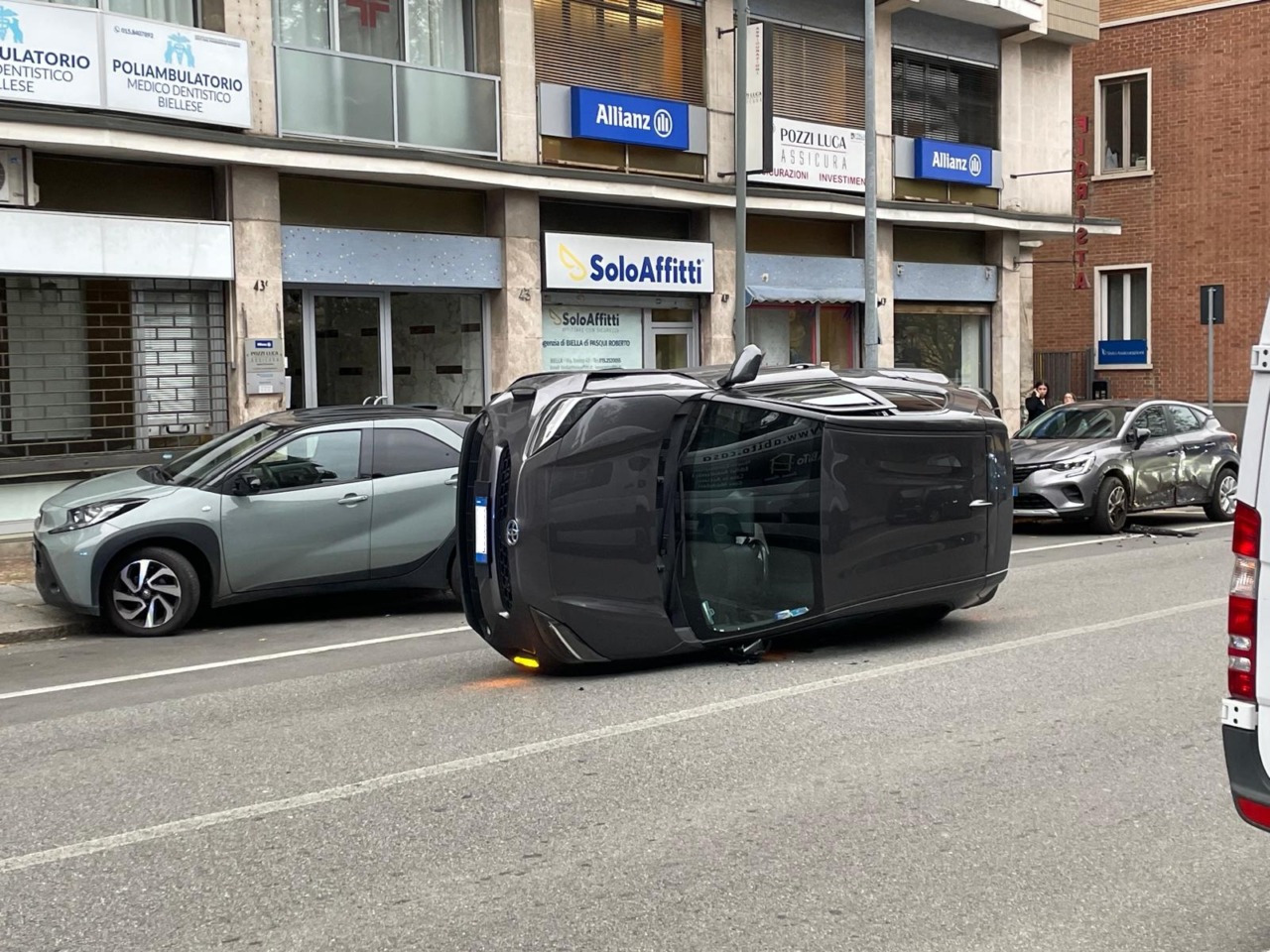 Biella, auto si ribalta in via Torino: tre veicoli coinvolti