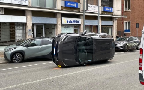 Biella, auto si ribalta in via Torino: tre veicoli coinvolti