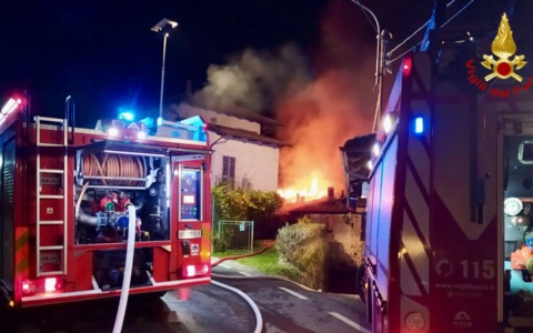 Vigili del Fuoco impegnati per un incendio nella notte, tre abitazioni coinvolte