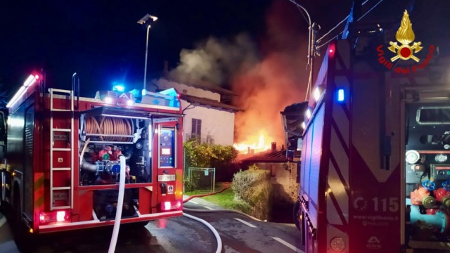 Vigili del Fuoco impegnati per un incendio nella notte, tre abitazioni coinvolte