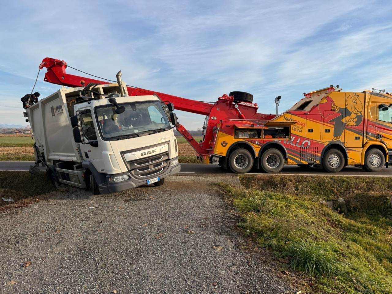 Camion dei rifiuti finisce fuori strada: soccorso in corso