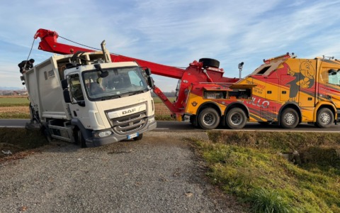 Camion dei rifiuti finisce fuori strada: soccorso in corso