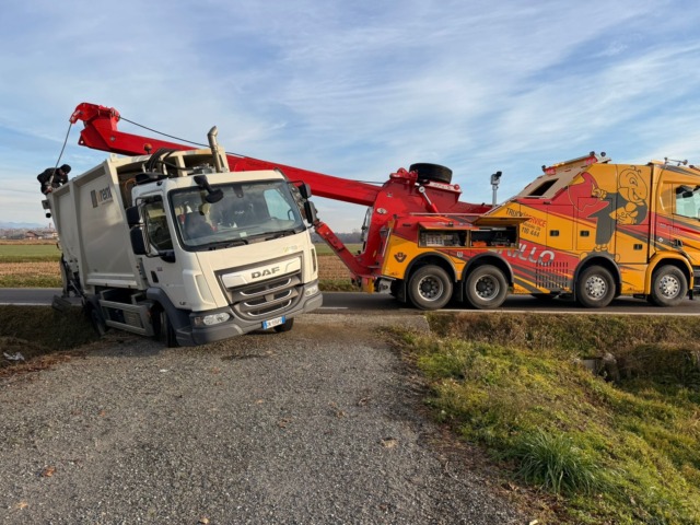 Camion dei rifiuti finisce fuori strada: soccorso in corso