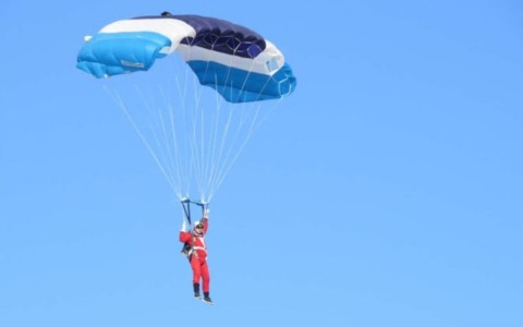 Babbo Natale si lancia con il paracadute