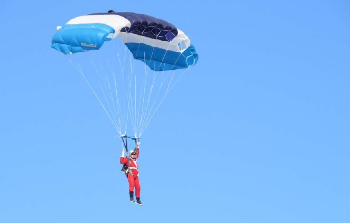 Babbo Natale si lancia con il paracadute