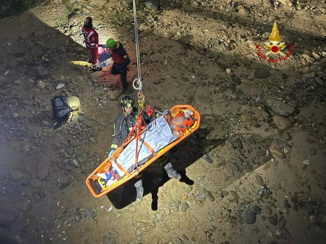 Cade da un ponte, viene recuperato nella notte: è in codice rosso in ospedale