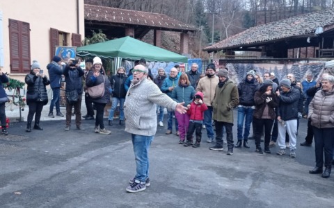 La comicità di Max Cavallari fa sorridere 150 persone in piazza