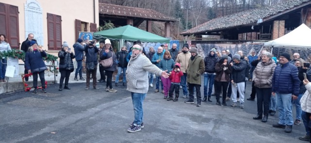 La comicità di Max Cavallari fa sorridere 150 persone in piazza
