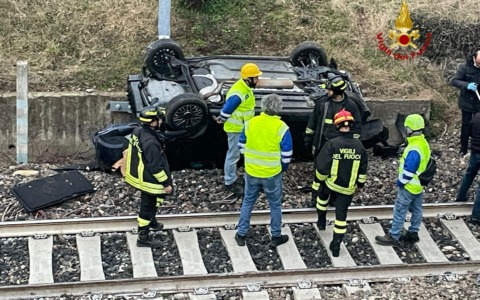 Sandigliano, auto finisce sui binari: intervento dei Vigili del fuoco