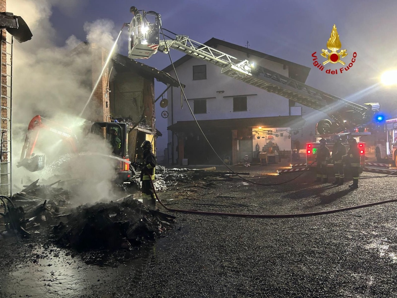 Roppolo, incendio in una legnaia: intervento notturno dei Vigili del fuoco