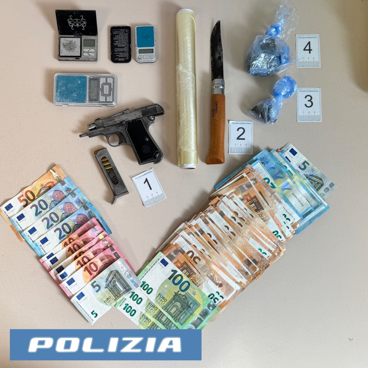 Biella, pistola con matricola abrasa ed eroina in casa: uomo arrestato grazie a una segnalazione su YouPol