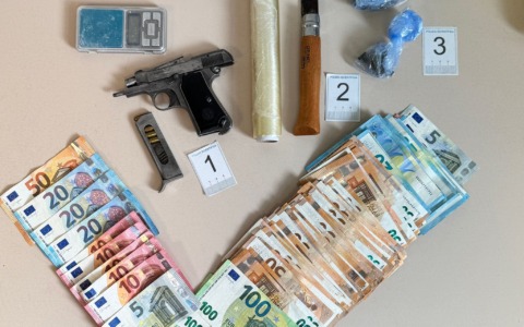 Biella, pistola con matricola abrasa ed eroina in casa: uomo arrestato grazie a una segnalazione su YouPol