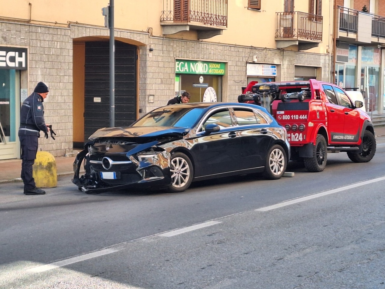 Cossato, auto finisce contro una colonna in via Mazzini
