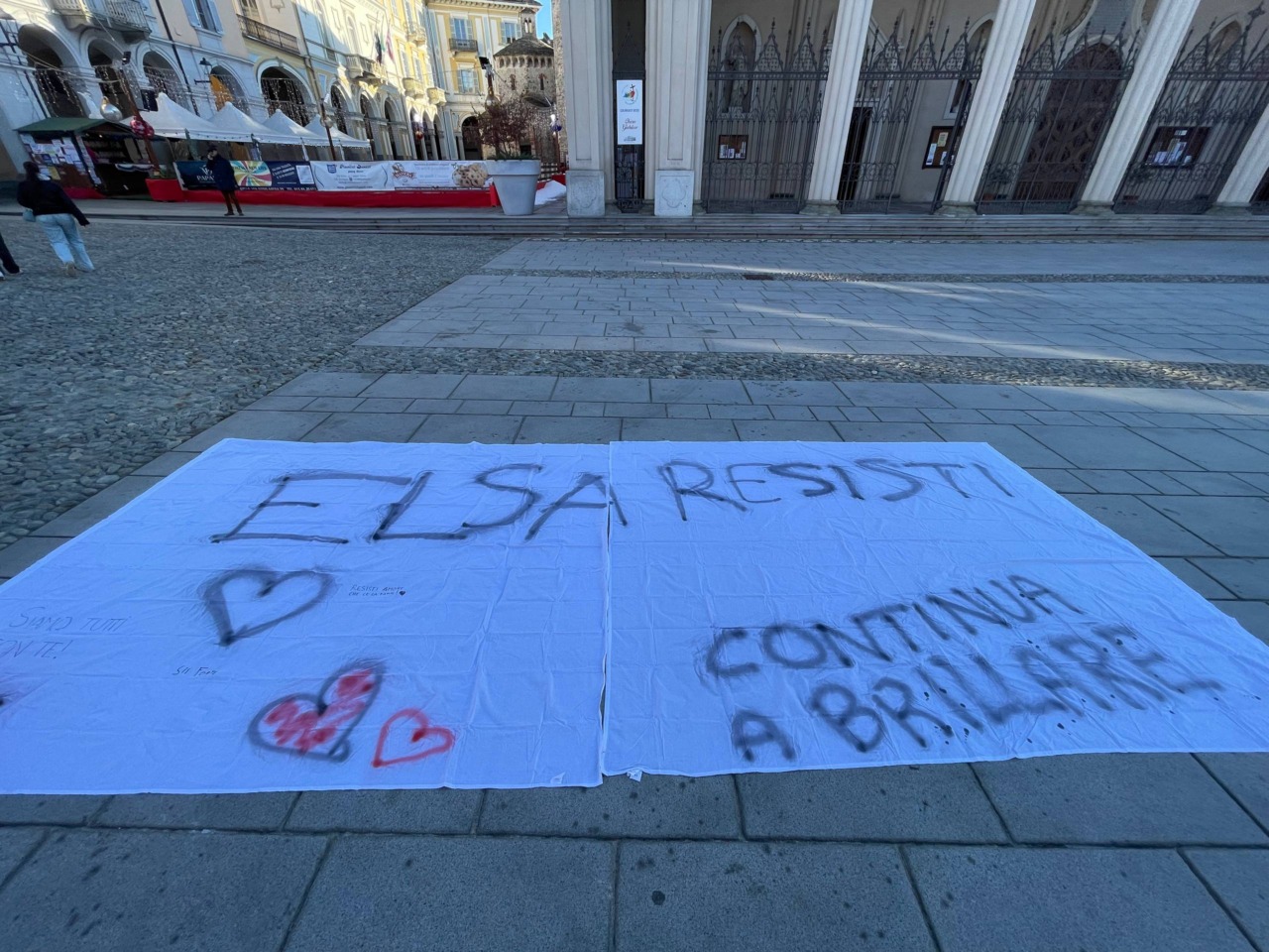 I compagni di scuola in duomo: «Elsa resisti. Continua a Brillare»