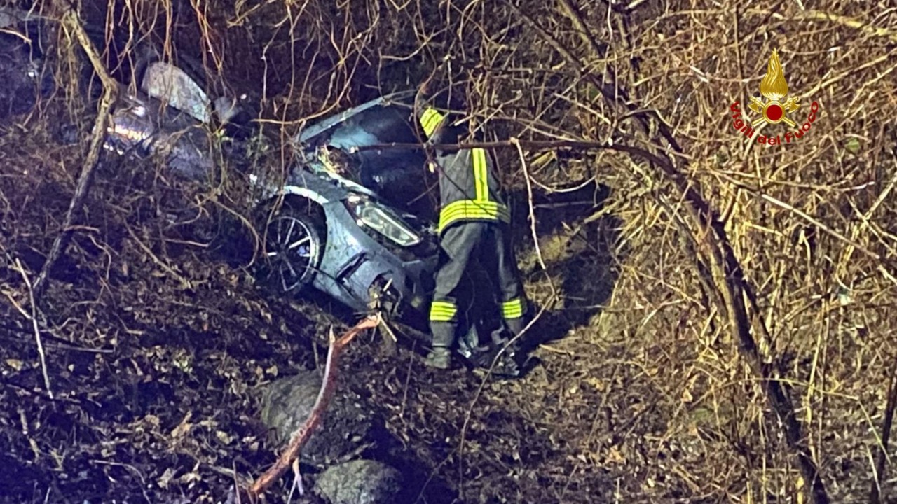 Auto ribaltata nella notte sulla superstrada: nessuno a bordo