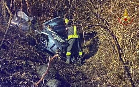 Auto ribaltata nella notte sulla superstrada: nessuno a bordo