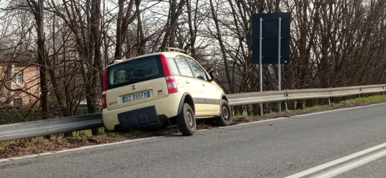 Incidente a Cossato: auto esce di strada