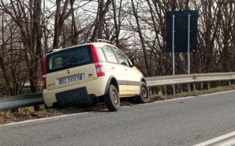 Incidente a Cossato: auto esce di strada