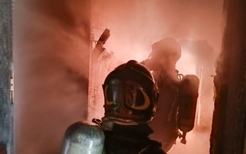 Roppolo, incendio al tetto di un’abitazione: vigili del fuoco al lavoro