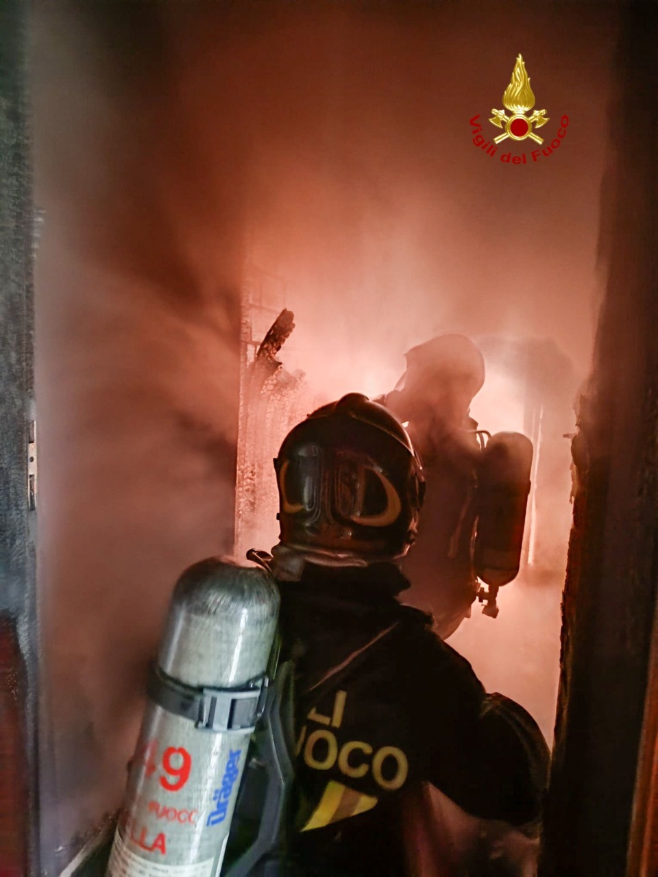 Roppolo, incendio al tetto di un’abitazione: vigili del fuoco al lavoro