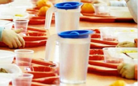 La mensa non funziona, agli alunni servito tonno in scatola e insalata