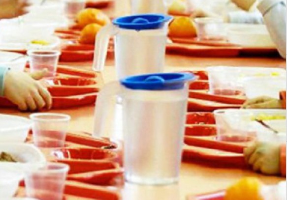 La mensa non funziona, agli alunni servito tonno in scatola e insalata