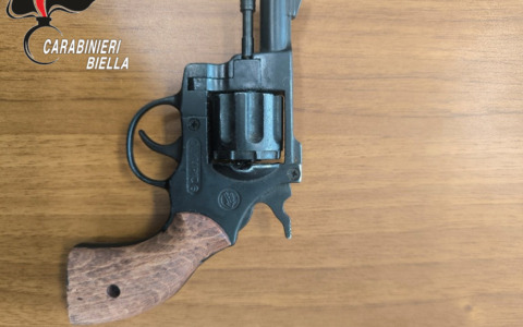 Entra in ristorante armato di pistola e ordina la cena: denunciato