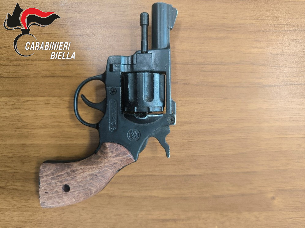 Entra in ristorante armato di pistola e ordina la cena: denunciato