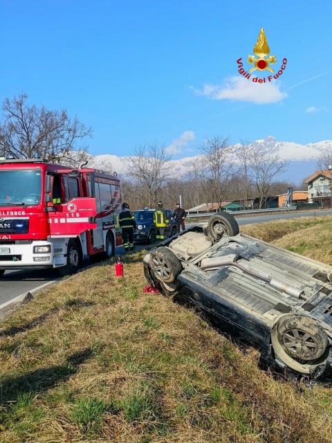 Occhieppo Inferiore, auto si ribalta fuori strada: intervengono i Vigili del Fuoco