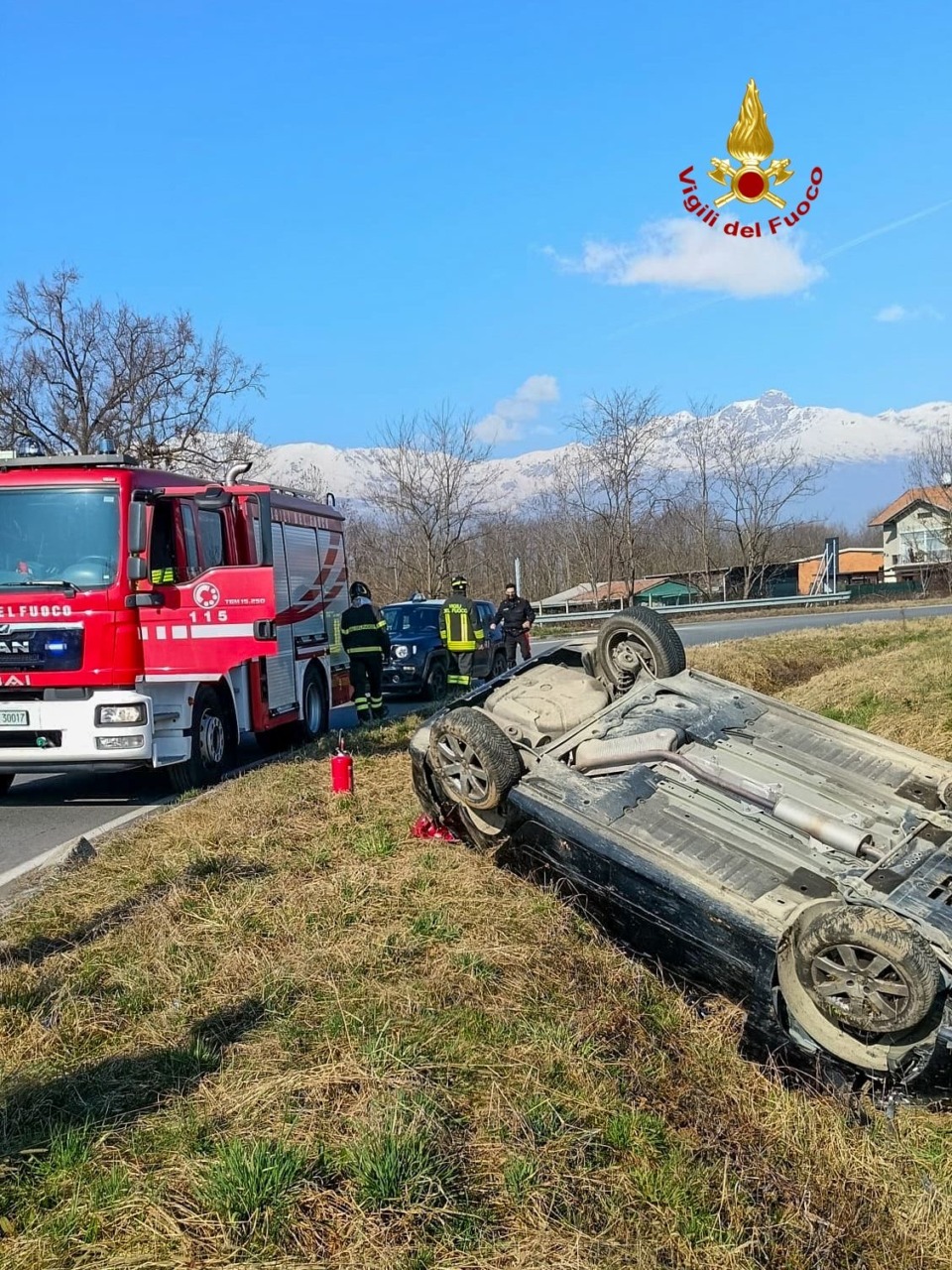 Occhieppo Inferiore, auto si ribalta fuori strada: intervengono i Vigili del Fuoco