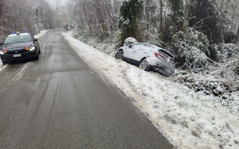 Neve nella notte, due incidenti sulle strade del Biellese