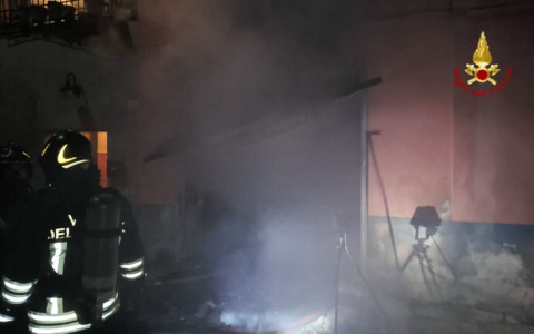 A fuoco un garage: intervento dei Vigili del Fuoco ad Andorno Micca