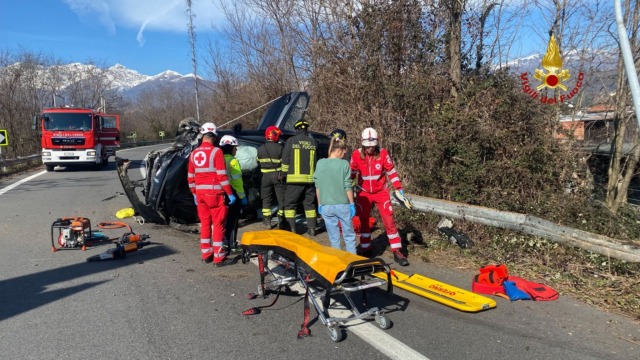 Tamponamento in superstrada, Mini si ribalta: conducente incastrato nell’abitacolo